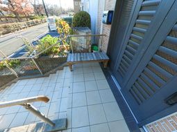 手すりとベンチのエントランス