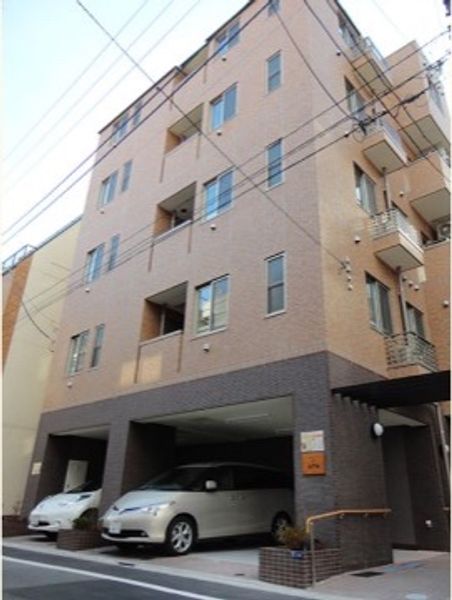 施設の外観と駐車場