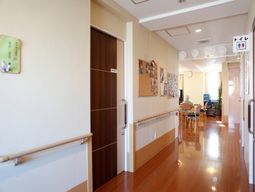 廊下の明るい様子