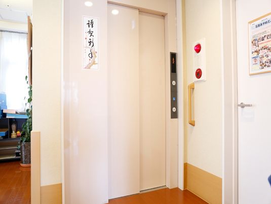 エレベーター前の通路