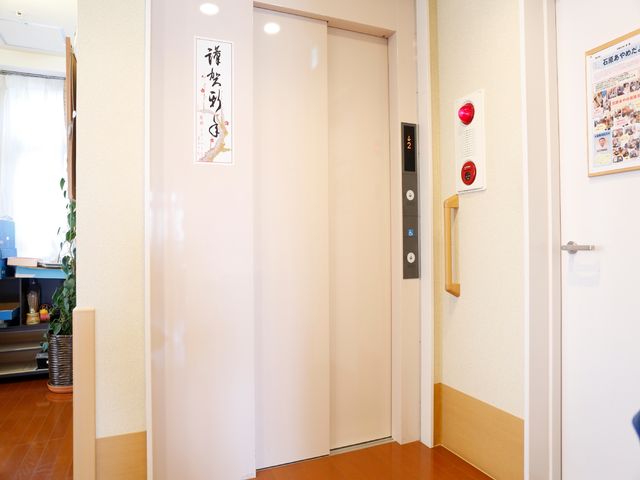 エレベーター前の通路 エレベーター 広々とした通路の一角に、バリアフリー設計のエレベーターが設置されており、利便性を高めています。