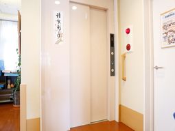 清潔感あるエレベーター前