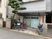 自転車が並ぶ外観  