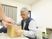 作業する男性の多目的室  