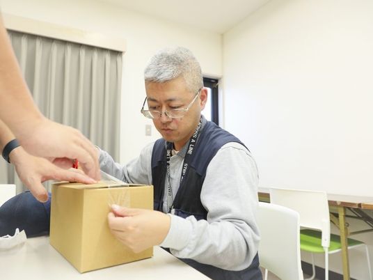 作業する男性の多目的室  