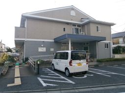 施設前の車と建物