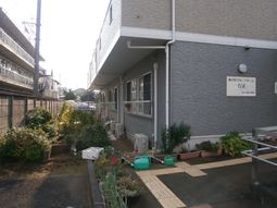 白とグレーの外観