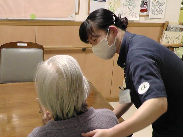 介護の現場で働くスタッフ 多目的室 温かいコミュニケーションが魅力の現場で、一緒に働きませんか？専門性を活かしたケアを行います。