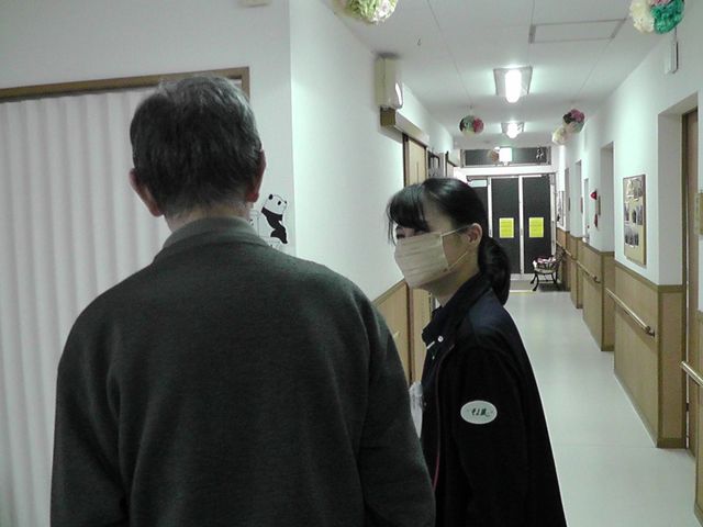 介護の現場で働くスタッフ 廊下 スタッフが常にそばにいて支援する環境で、安心してご高齢者のお手伝いが行える職場です。