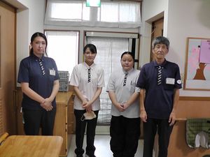 ケア施設のスタッフ集合写真
