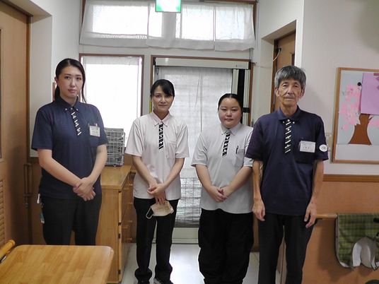ケア施設のスタッフ集合写真