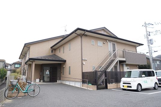 施設の外観と駐車場