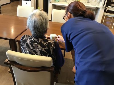 利用者サポートを行う職員の姿