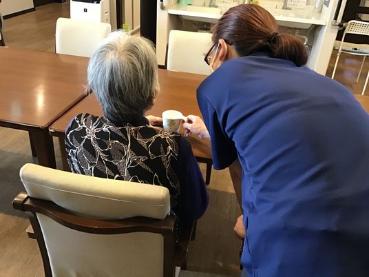 利用者サポートを行う職員の姿