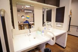 手洗い場と鏡の設備