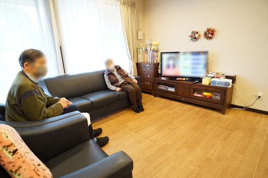 居室でくつろぐ二人