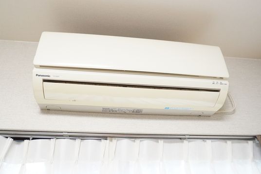 壁に取り付けたエアコン