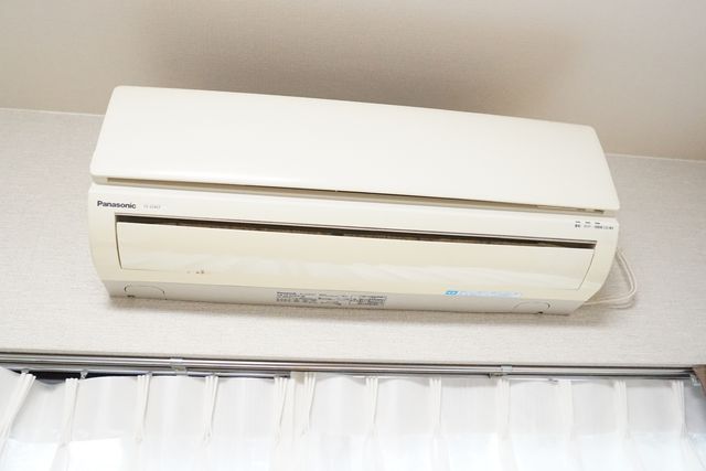 壁に取り付けたエアコン
