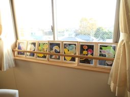 窓辺の絵画と陽光