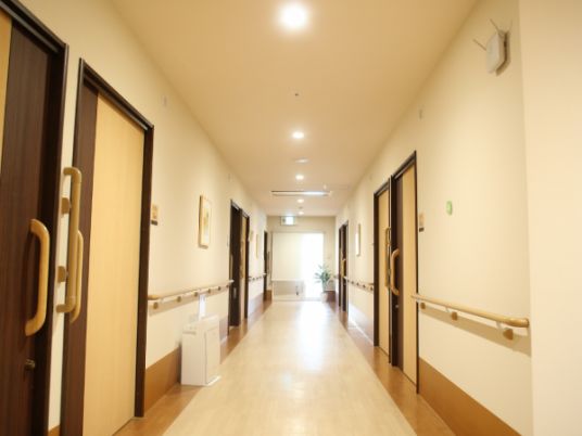 手すり付きの明るい廊下