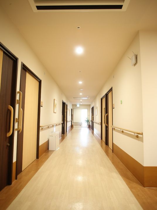 手すり付きの明るい廊下