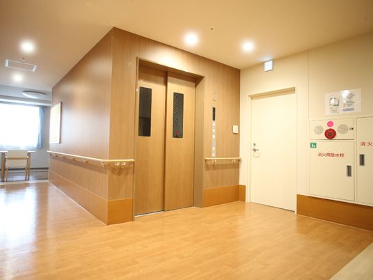廊下の清潔感ある風景