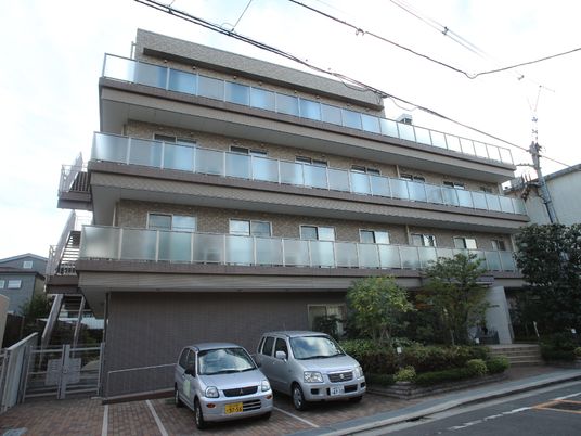 多階層の建物外観