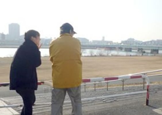 川沿いで話す人々