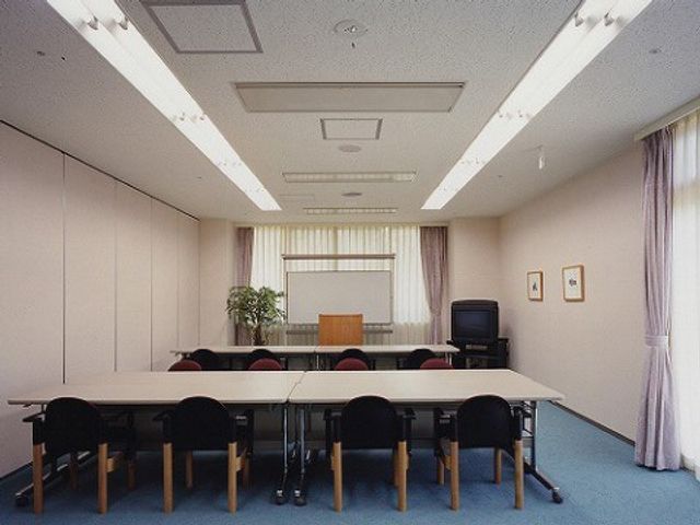 明るい会議室の内装 共有スペース ゆったりした椅子が並んだ落ち着いた雰囲気の多目的室です。共に学び合い、活動する空間としてご利用いただけます。