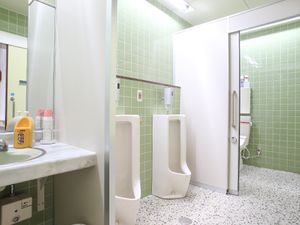 清潔なトイレの内観