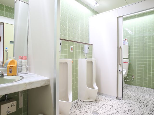清潔なトイレの内観 男性用お手洗い 手すり付きの広々としたトイレです。利用者の安全と快適さを考慮した設計で、安心してご利用いただけます。