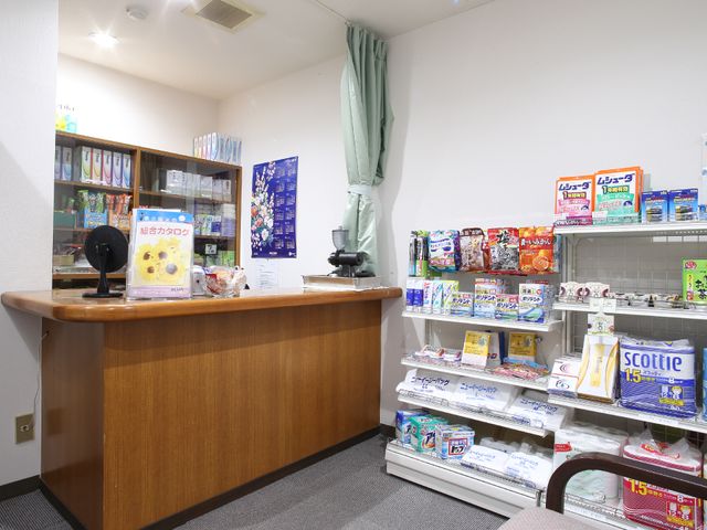 快適な施設内の売店 売店 施設内には日用品が手に入る売店があり、いつでも気軽に利用可能です。快適な生活を支える小さな店舗が、皆さんをお待ちしています。