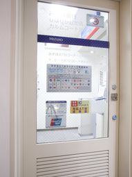 銀行ATMコーナーの入口