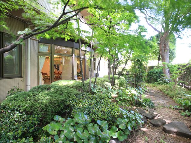 緑豊かな中庭の風景 庭 自然に囲まれた中庭は心地よい癒しの空間を提供しており、ゆったりとした時間が過ごせるよう工夫されています。