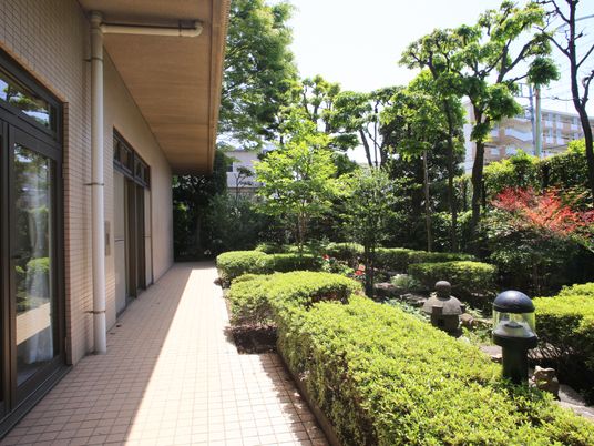緑豊かな施設の中庭
