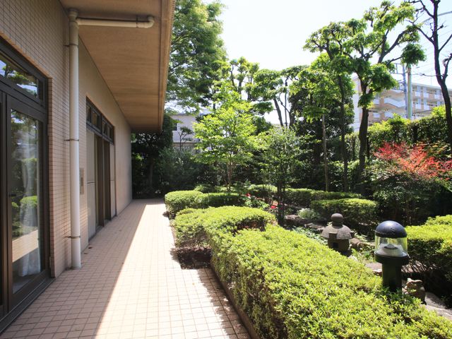 緑豊かな施設の中庭 庭 開放感のあふれる中庭の風景です。緑に囲まれた通路で、穏やかな時間を過ごすことができます。