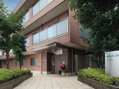 多階層の赤茶色の外壁