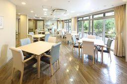 手すり付き清潔な浴室