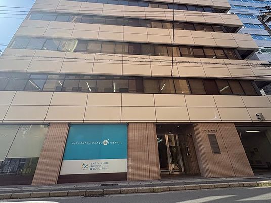 施設外観の建物正面  
