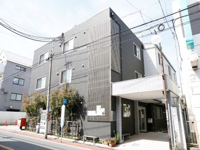 清潔感のある建物のエントランス