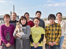 屋外で笑顔のスタッフ集合