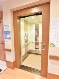 明るいエレベーター入口