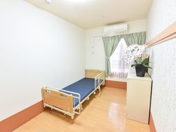 明るい居室の様子