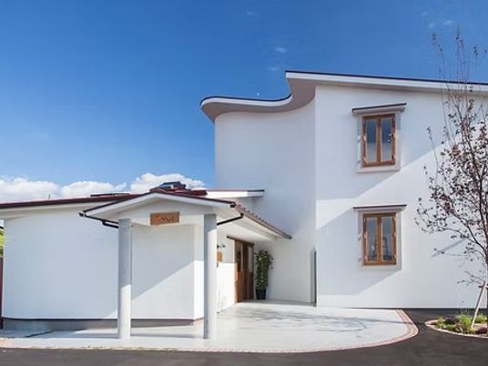 明るい外観の建物外観  