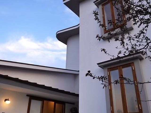 白い建物の外観 外観   白い外壁と木枠の窓が印象的な外観です。青空が広がり、やわらかな雰囲気が伝わります。