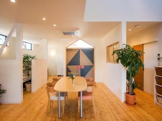 明るい食堂の出入口  