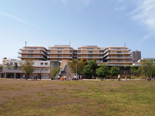 広がる建物の外観