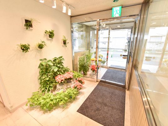 エントランスの植物装飾
