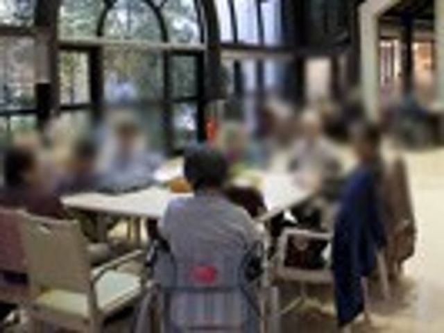 明るい共有スペース ラウンジ 自然光がたっぷりと差し込む広々とした空間です。リラックスしながら交流できる環境が整っています。