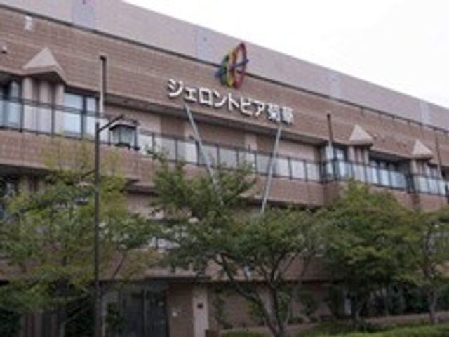 建物正面 外観 広々とした建物で、清潔感があり、安心して働くことができる環境です。
